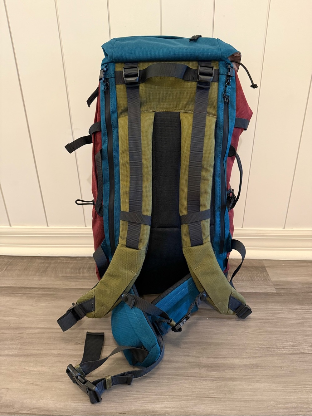 Teal & Burgundy Colorblock Men's Travel Backpack 38L - Picture 3 of 8